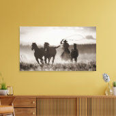 Schwarz-Weiß-Foto eines Cowboy Lassoing Horses Leinwanddruck (Insitu (Wohnzimmer))