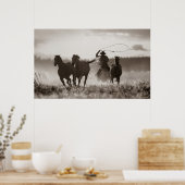 Schwarz-Weiß-Foto eines Cowboy Lassoing Horses Poster (Küche)