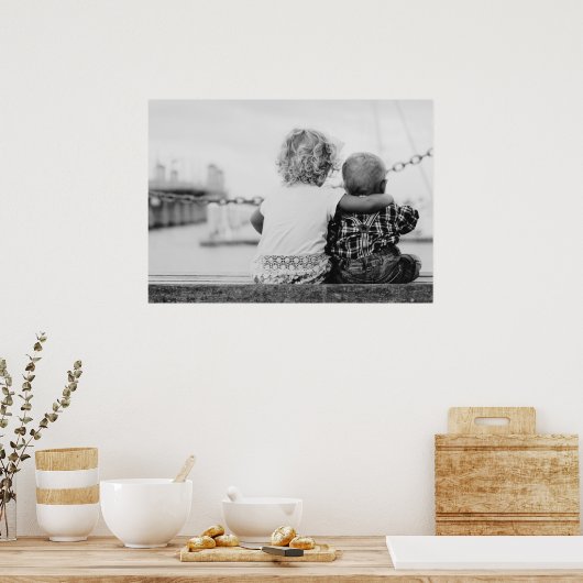 Schwarz-Weiß-Foto eines Jungen und Mädchens.. Poster (Küche)