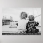 Schwarz-Weiß-Foto eines Jungen und Mädchens.. Poster (Vorne)