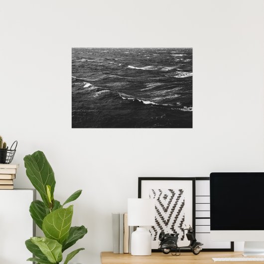 Schwarz-Weiß-Foto eines stürmischen Meeres Poster (Heimbüro)