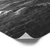 Schwarz-Weiß-Foto eines stürmischen Meeres Poster (Ecke)