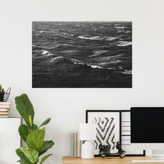 Schwarz-Weiß-Foto eines stürmischen Meeres Poster (Heimbüro)