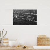 Schwarz-Weiß-Foto eines stürmischen Meeres Poster (Küche)