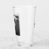 Schwarz-Weiß-Foto eines wunderschönen Hundeschlafe Glas (Links)