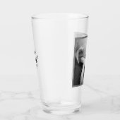 Schwarz-Weiß-Foto eines wunderschönen Hundeschlafe Glas (Rechts)