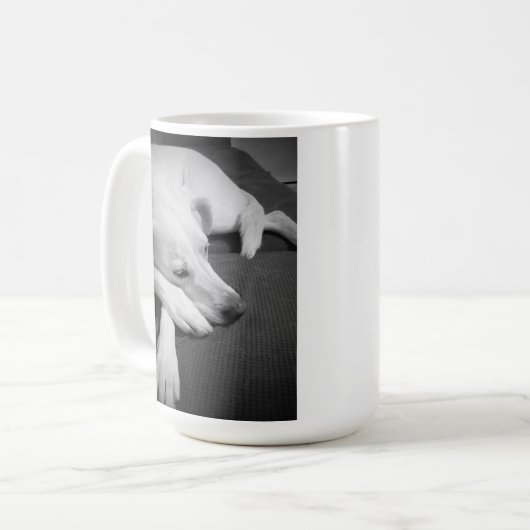 Schwarz-Weiß-Foto eines wunderschönen Hundeschlafe Kaffeetasse (Vorderseite Links)