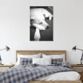 Schwarz-Weiß-Foto eines wunderschönen Hundeschlafe Leinwanddruck (Insitu (Schlafzimmer))