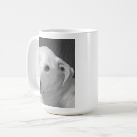 Schwarz-Weiß-Foto eines wunderschönen, seelenvolle Kaffeetasse (Vorderseite Links)