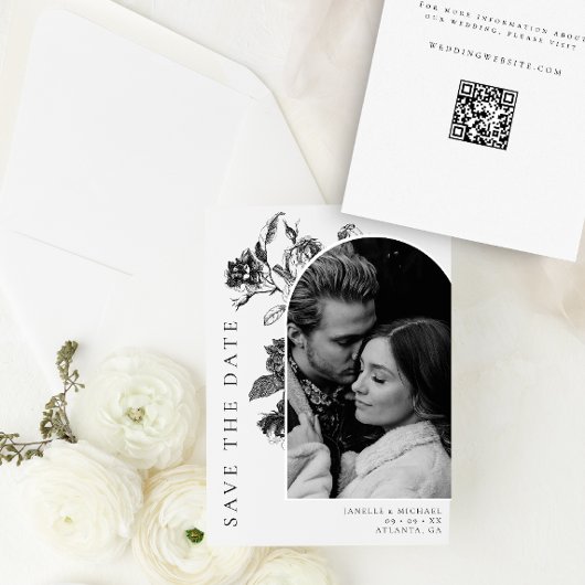 Schwarz-Weiß-Foto mit Blumenspielzeug Save The Date