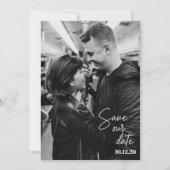 Schwarz-Weiß-Foto Trendy Script Moderne Hochzeit Save The Date (Vorderseite)
