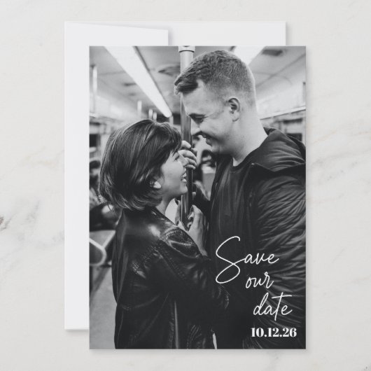 Schwarz-Weiß-Foto Trendy Script Moderne Hochzeit Save The Date (Vorderseite)
