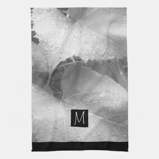 Schwarz-Weiß-Foto von Blätter der Weintraube Anfän Geschirrtuch (Vertikal)