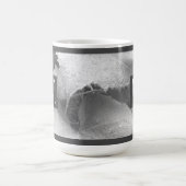 Schwarz-Weiß-Foto von Blätter der Weintraube Anfän Kaffeetasse (Mittel)