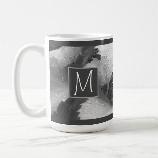 Schwarz-Weiß-Foto von Blätter der Weintraube Anfän Kaffeetasse (Links)