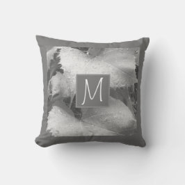 Schwarz-Weiß-Foto von Blätter der Weintraube Anfän Kissen