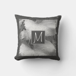 Schwarz-Weiß-Foto von Blätter der Weintraube Anfän Kissen