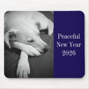Schwarz-Weiß-Foto von einem Hund, der Neujahr schl Mousepad