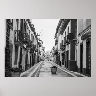 Schwarz-Weiß-Foto von Empty European Street Poster