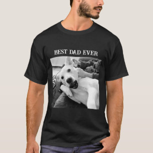 Schwarz-Weiß-Foto von Hund spielt mit Papa Liebe T-Shirt