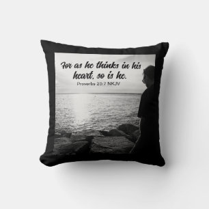 Schwarz-Weiß-Foto von Sea and Man Bible Verse Kissen
