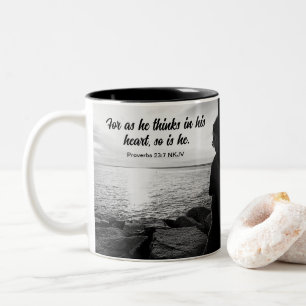 Schwarz-Weiß-Foto von Sea and Man Bible Verse Zweifarbige Tasse