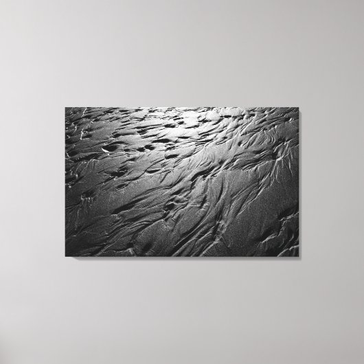Schwarz-Weiß-Foto von Strandsandmustern Leinwanddruck (Vorderseite)