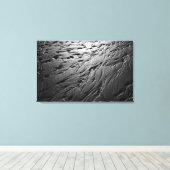 Schwarz-Weiß-Foto von Strandsandmustern Leinwanddruck (Insitu (Holzboden))