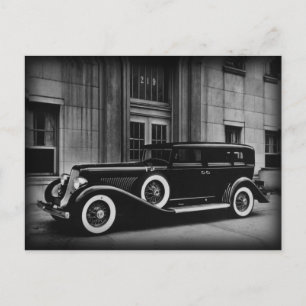 Schwarz-Weiß-Fotografie eines alten Autos Postkarte