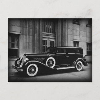 Schwarz-Weiß-Fotografie eines alten Autos Postkarte