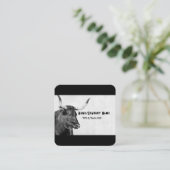 Schwarz-Weiß-Fotografie mit langgestreckter Kuh Quadratische Visitenkarte (Stehend Vorderseite)