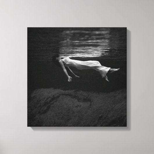 Schwarz-Weiß-Frau auf dem Wasserfoto Leinwanddruck (Vorderseite)