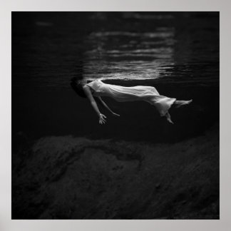 Schwarz-Weiß-Frau auf dem Wasserfoto Poster