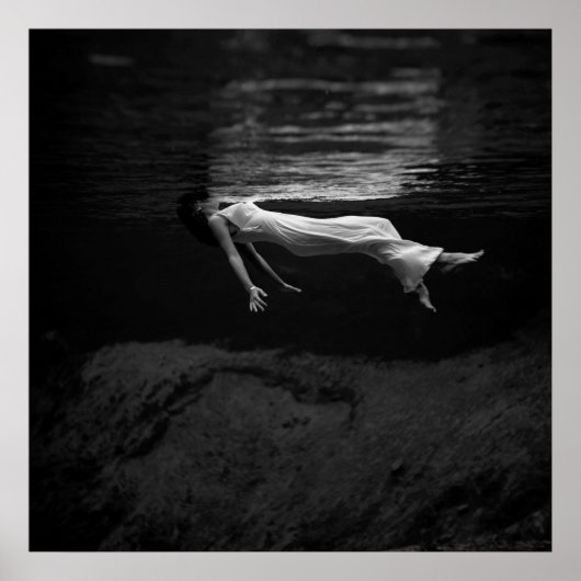 Schwarz-Weiß-Frau auf dem Wasserfoto Poster (Vorne)