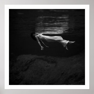 Schwarz-Weiß-Frau in der Wasserfotografie Poster