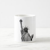 Schwarz-Weiß-Freiheitsstatue Kaffeetasse (Mittel)