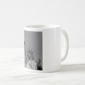 Schwarz-Weiß-Freiheitsstatue New York Kaffeetasse (VorderseiteRechts)