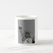 Schwarz-Weiß-Freiheitsstatue New York Kaffeetasse (Mittel)