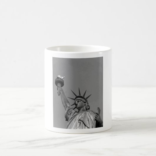 Schwarz-Weiß-Freiheitsstatue New York Kaffeetasse (Mittel)