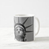 Schwarz-Weiß-Freiheitsstatue New York Kaffeetasse (VorderseiteRechts)