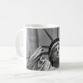 Schwarz-Weiß-Freiheitsstatue New York Kaffeetasse (Vorderseite Links)