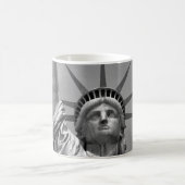 Schwarz-Weiß-Freiheitsstatue New York Kaffeetasse (Mittel)