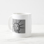 Schwarz-Weiß-Freiheitsstatue New York Kaffeetasse (Vorderseite Links)