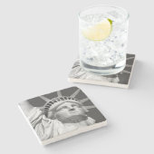 Schwarz-Weiß-Freiheitsstatue Steinuntersetzer (Seitenansicht)