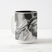 Schwarz-Weiß-Freiheitsstatue Zweifarbige Tasse (Vorderseite Links)