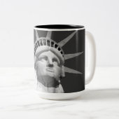 Schwarz-Weiß-Freiheitsstatue Zweifarbige Tasse (VorderseiteRechts)