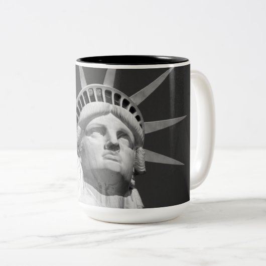 Schwarz-Weiß-Freiheitsstatue Zweifarbige Tasse (VorderseiteRechts)
