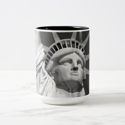 Schwarz-Weiß-Freiheitsstatue Zweifarbige Tasse (Mittel)
