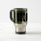 Schwarz-Weiß-Fußball-Ball im Grünen-Grass-Kaffee Reisebecher (Vorderseite Links)