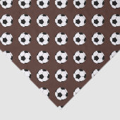 Schwarz-Weiß-Fußball-Bälle auf Braun Seidenpapier (Ausschnitt)